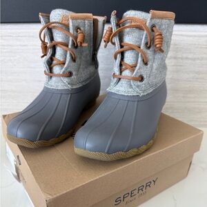 Sperry Duck Boots Women's size 7 NWT , hard to find in size 7 :)